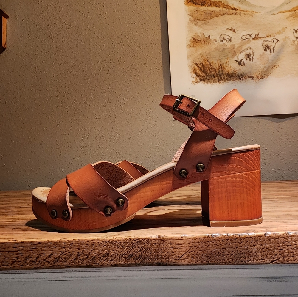 Mia , size 8 , brown color